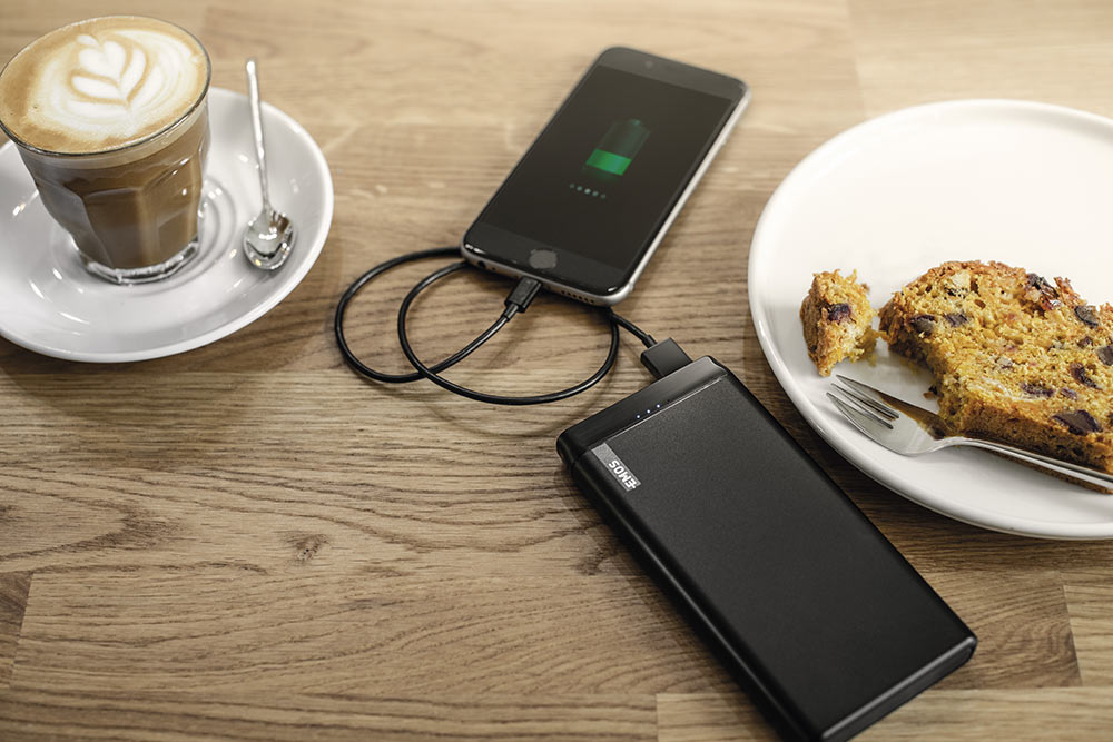 Handy wird über Powerbank geladen